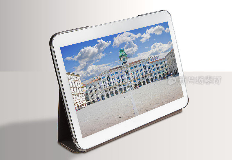 在里雅斯特最重要的广场称为广场Unità d’italia，它的意思是-意大利统一广场-欧洲-意大利-里雅斯特-人们是不认识的-概念图像笔记本电脑